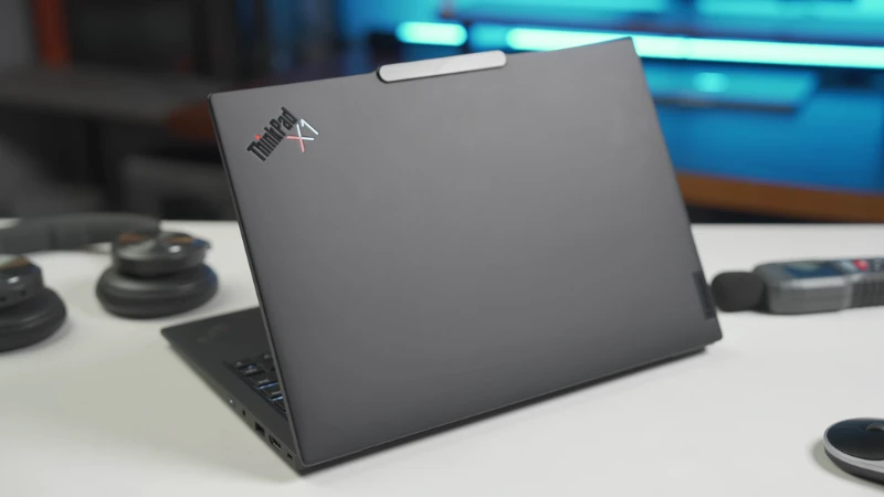 ThinkPad X1 Carbon Gen 12 có thiết kế góc cạnh, mạnh mẽ
