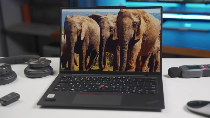 ThinkPad X1 Carbon Gen 12 cung cấp hai tùy chọn màn hình 14 inch vượt trội hơn về công nghệ và hiệu suất