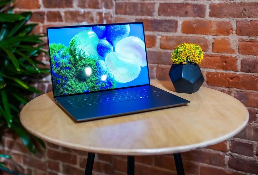 Góc nhìn cận cảnh của Dell XPS 14 9440, thể hiện thiết kế mỏng nhẹ và khung máy bằng nhôm cao cấp.