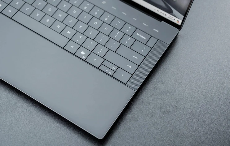 àn phím và touchpad của Dell XPS 14 9440 với thiết kế tiện lợi và tính năng touchpad phản hồi haptic.