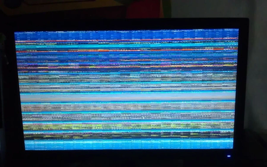 Màn hình laptop bị nhiễu là hiện tượng xuất hiện đốm, sọc trong quá trình hiển thị