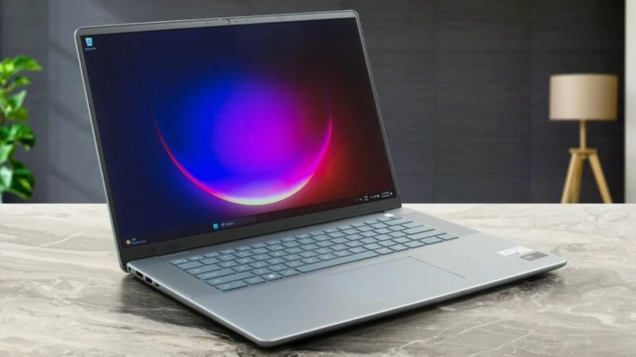 Thiết kế sang trọng của laptop Dell Inspiron 16 Plus 7640 với lớp vỏ nhôm màu xám đậm.