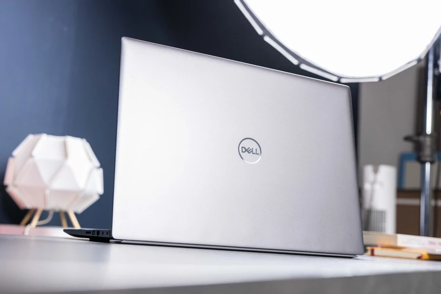 Về độ hoàn thiện, Dell Vostro 16 5630 tỏ ra tương đối ổn