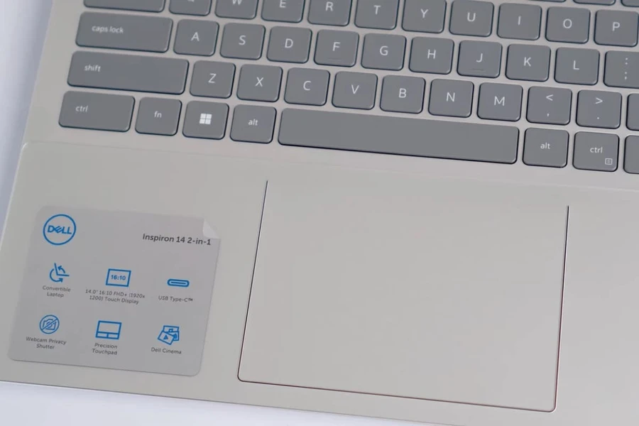 Phần touchpad có kích thước lớn và được cách điệu trông vô cùng tinh tế