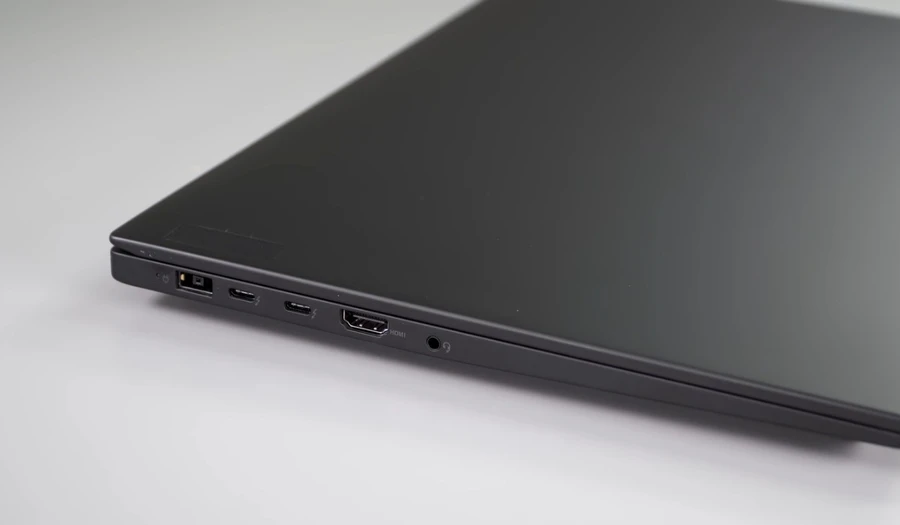 Cổng kết nối trên Lenovo ThinkPad X1 Extreme Gen 4