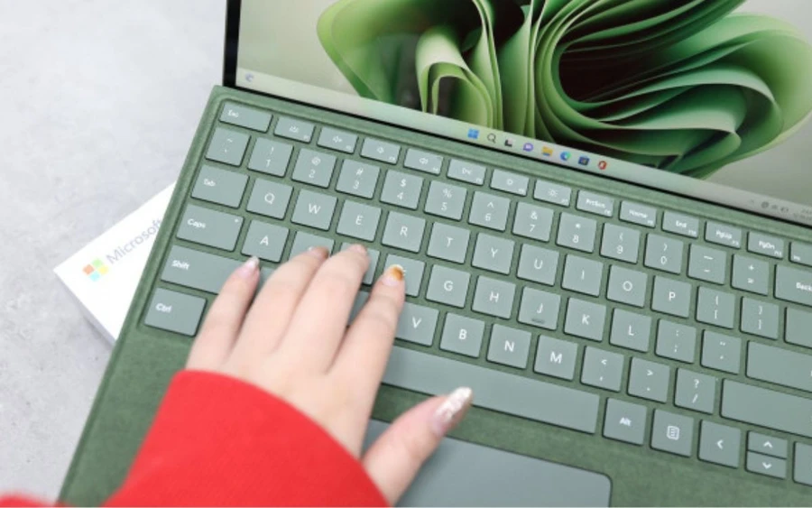Surface Pro 9 Forest sử dụng bàn phím Type Cover có độ nảy tốt, theo đó bạn có thể cảm nhận rõ ràng mỗi lần gõ