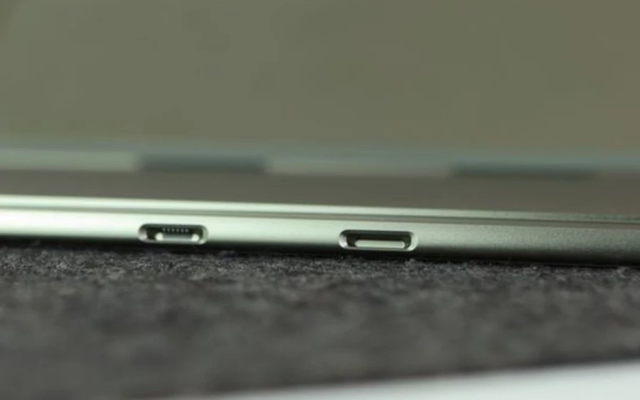 Surface Pro 9 Forest được thiết kế 2 cổng Thunberbolt cho phép bạn kết nối với các thiết bị ngoại vi dễ dàng, nhanh chóng