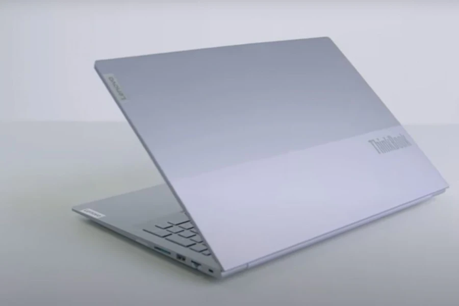 ThinkBook G5+ có thiết kế vuông vức, đồng thời được khắc logo laser tinh tế ở góc trái, đem lại cho tổng thể sản phẩm sự sang trọng