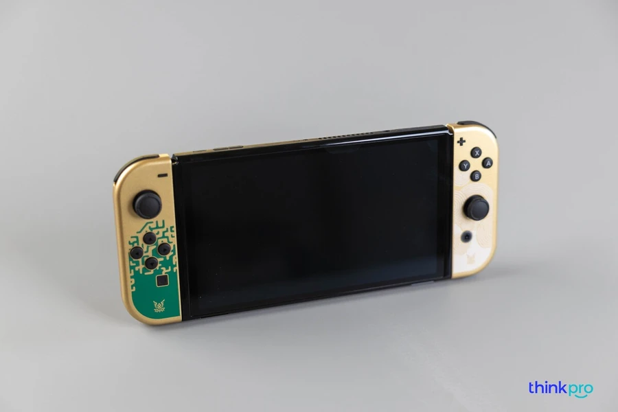 Lần đầu tiên người dùng được chiêm ngưỡng một mẫu joy-con với màu Vàng Kim