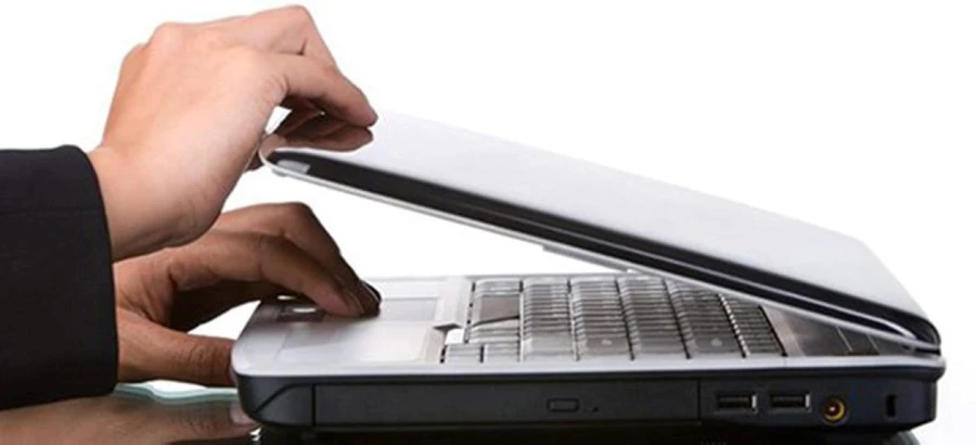 Gập màn hình laptop nhẹ nhàng sẽ giúp giảm áp lực lên bản lề, từ đó kéo dài tuổi thọ của laptop