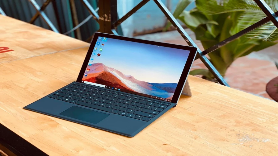 Màn hình 12.3 inch với độ phân giải siêu sắc nét 2.736 x 1.824 px, mật độ điểm ảnh lớn lên tới 267 ppi