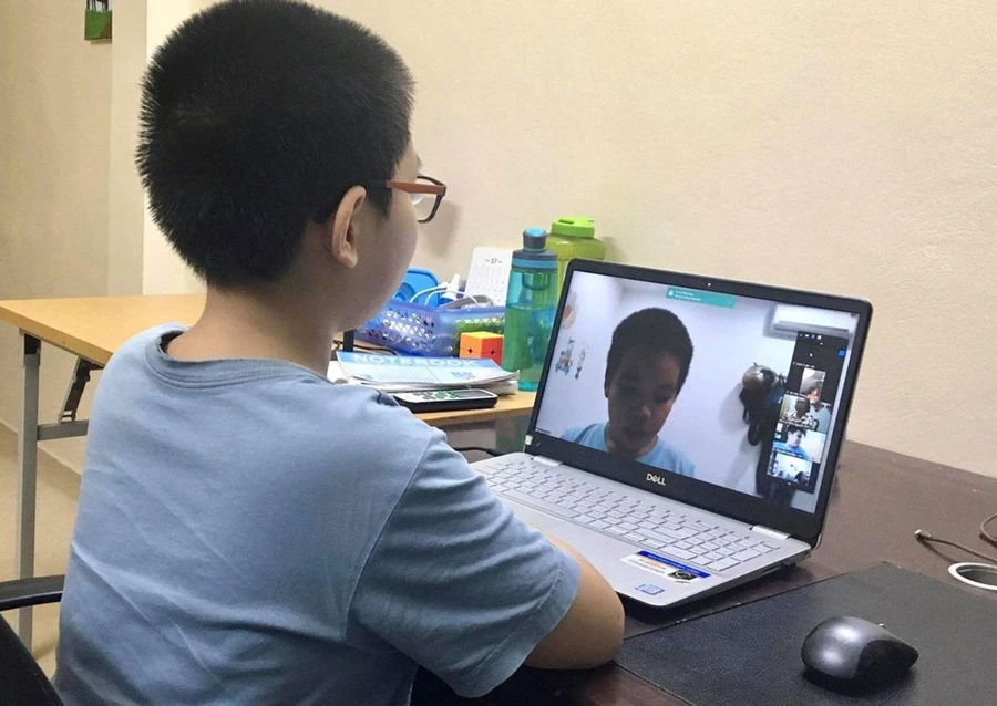 Laptop giúp học sinh dễ dàng truy cập vào kho tàng kiến thức khổng lồ