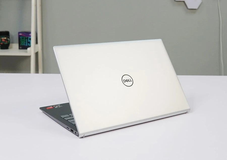 Logo Dell trên nắp máy khẳng định chất lượng và độ tin cậy của sản phẩm