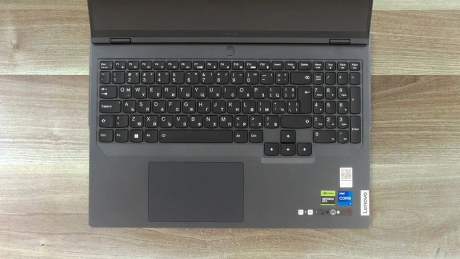 Legion 5 Pro 2024 sử dụng bàn phím fullsize rộng rãi, đem lại trải nghiệm gõ thoải mái và dễ chịu