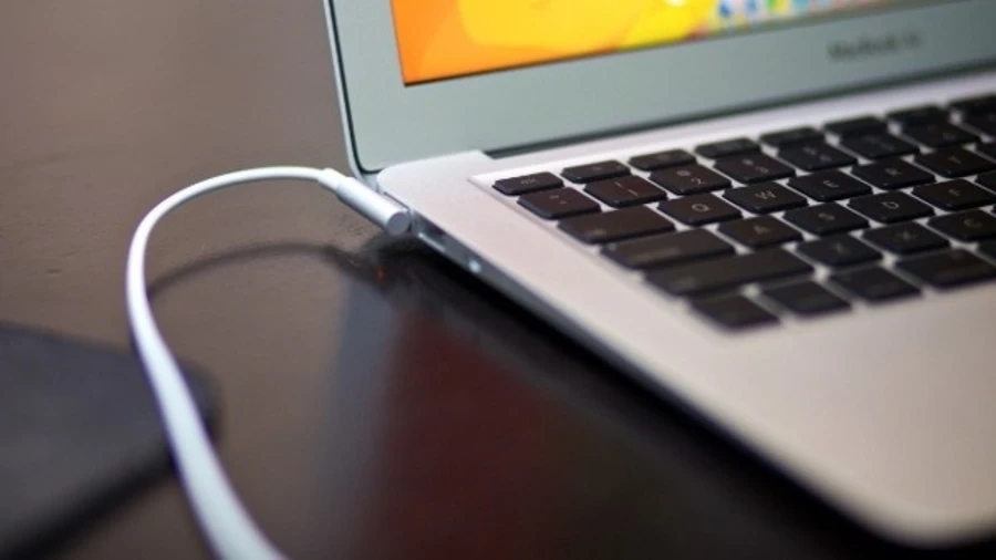 Với công nghệ pin Li-on, việc vừa sạc vừa dùng laptop đã không còn là vấn đề đáng lo ngại