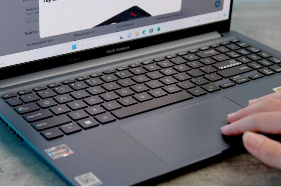 Asus Vivobook 15X OLED M1503QA sử dụng bàn phím ASUS ErgoSense và touchpad rộng rãi, đem lại trải nghiệm thoải mái khi gõ và thao tác