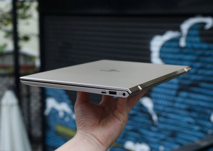 Thiết kế, khối lượng gọn nhẹ dễ mang theo là một tiêu chí quan trọng khi chọn laptop cho sinh viên