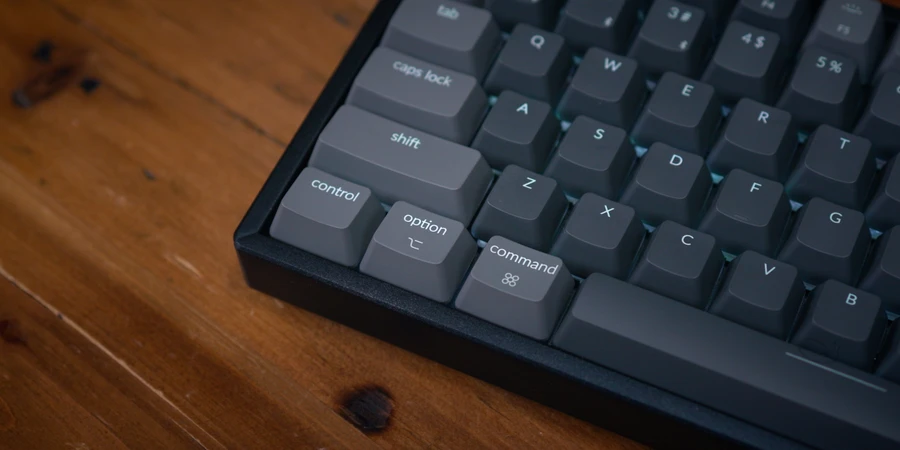 Bàn phím Keychron K2 v2 với keycap thay thế, hỗ trợ đa thiết bị và hệ điều hành.
