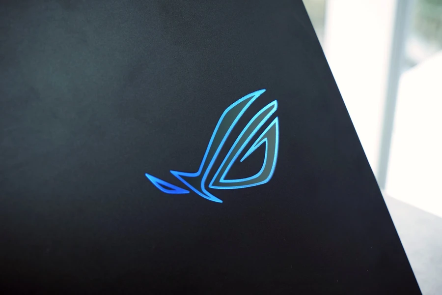 Logo con mắt ROG Fearless Eye trên Strix SCAR 15