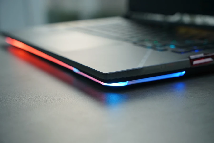 Viền Bezel Glow rực rỡ dưới gầm của ASUS ROG Strix SCAR 15