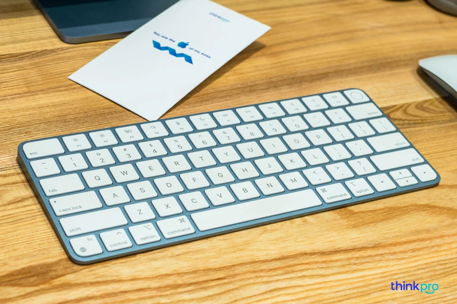 Phím chuột Magic Keyboard 2, Magic Mouse 2 màu sắc trùng với iMac M1, cục nguồn có cổng LAN.