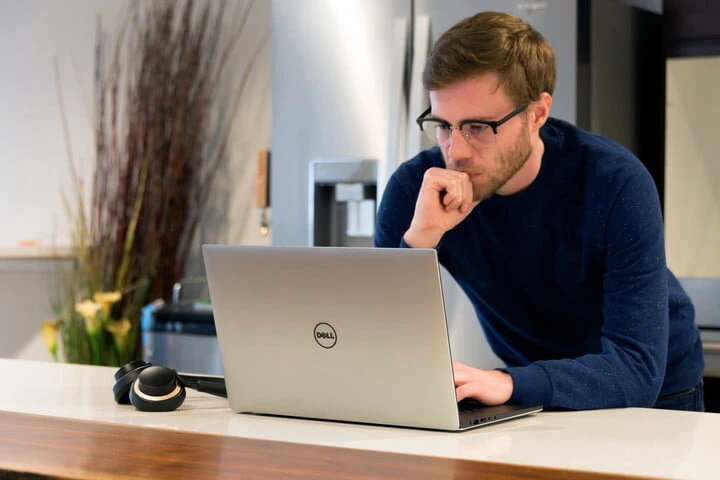 Laptop HP Elitebook 840 G3 mỏng nhẹ, bền bỉ, chống xước, đạt chuẩn quân đội Mỹ.