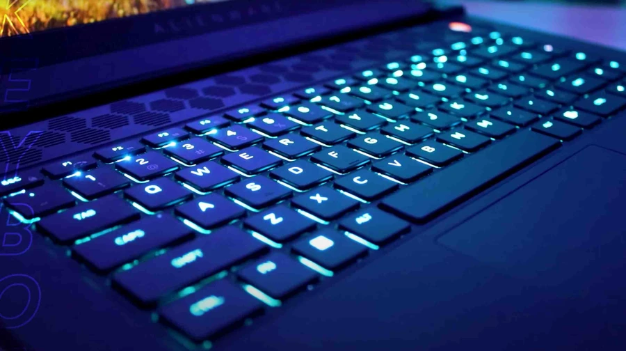 Dell đã trang bị cho Alienware M15 R7 bàn phím AlienFX 1-Zone Alienware M Series