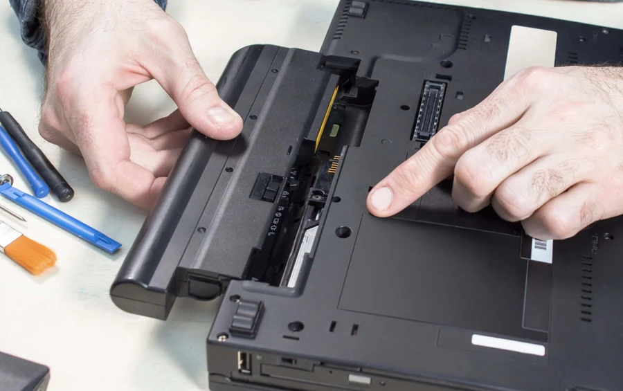 Bạn nên kiểm tra tình trạng pin của laptop
