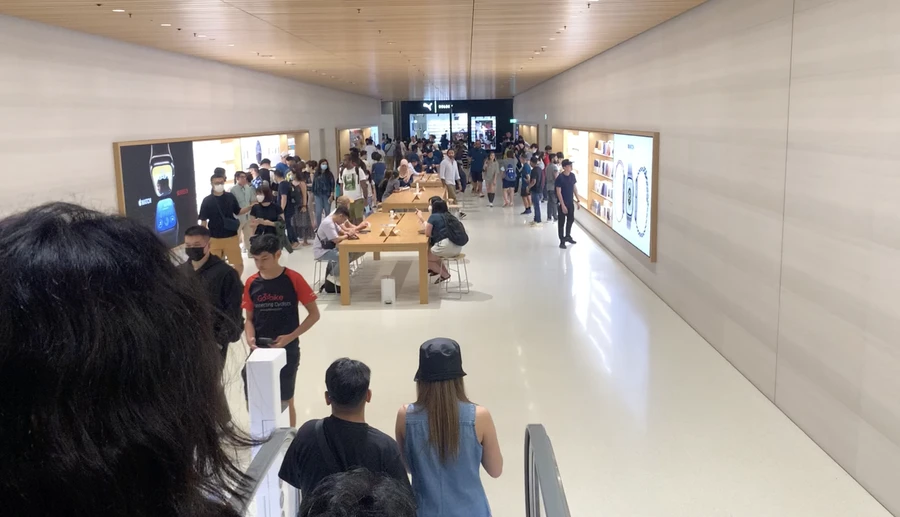 Bạn có thể vào Apple Store từ khu mua sắm Marina Bay bằng cách xuống tầng 1 bằng thang máy