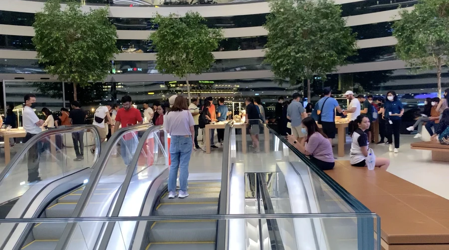 Khung cảnh bên trong Apple Store đầy náo nhiệt