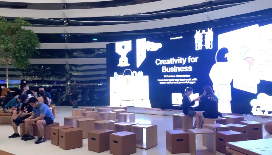 Khu vực màn hình lớn và ghế ngồi tại Apple Store