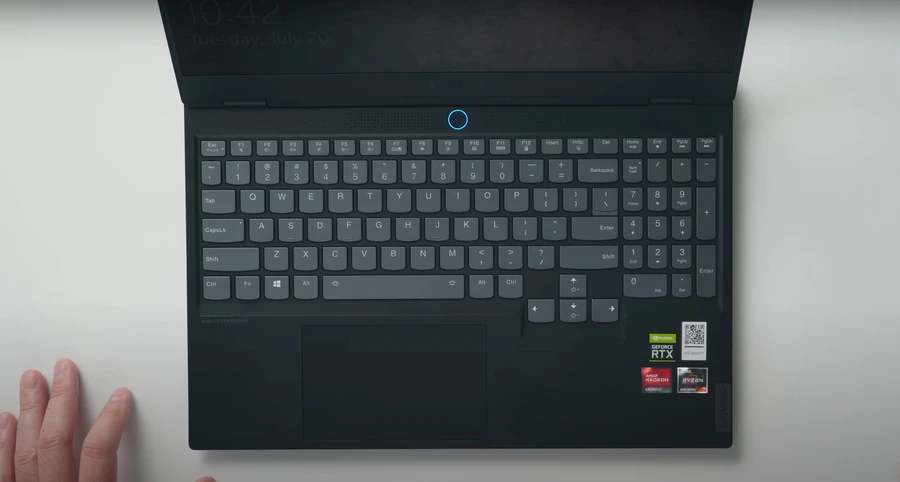 Bàn phím và touchpad trên máy giúp người dùng thao tác chính xác hơn, trải nghiệm gõ sướng hơn 