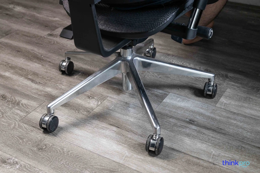 Phần chân kim loại dạng 5 cánh có bánh xe trợ lực