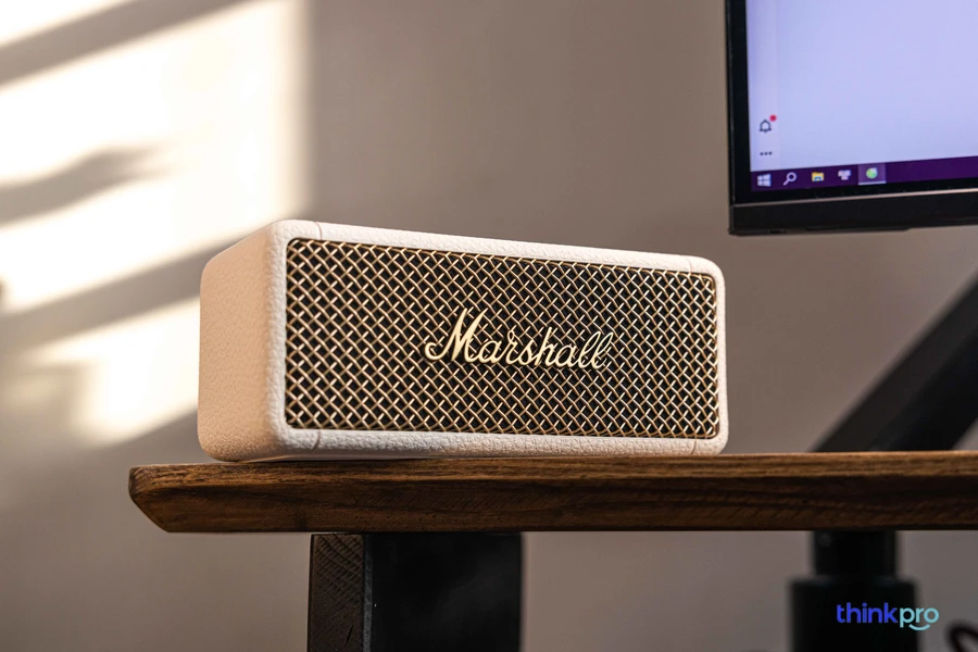 Về thiết kế, Marshall Emberton 2 vẫn đi theo phong cách cổ điển như nhiều sản phẩm của hãng. 