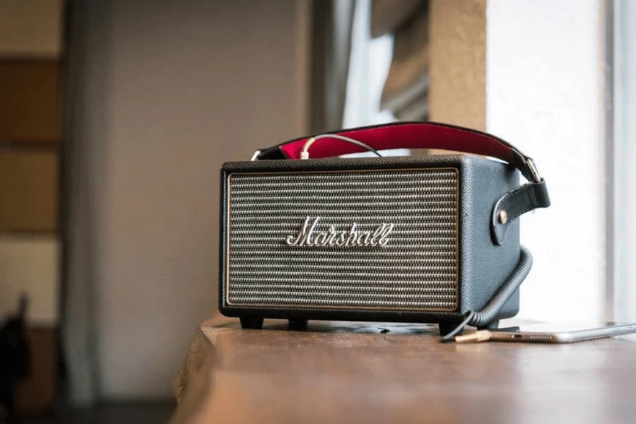 Marshall Kilburn là mẫu loa di động có quai xách tiện lợi