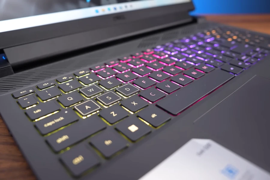 Hệ thống đèn LED RGB đầy màu sắc được tích hợp trên Dell Gaming G15 5520
