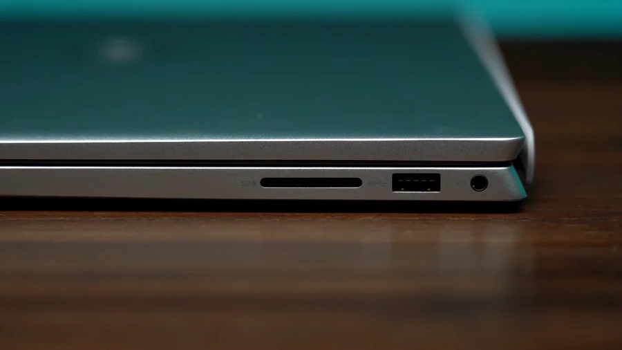 Các cổng kết nối bên cạnh phải của Dell Inspiron 5625