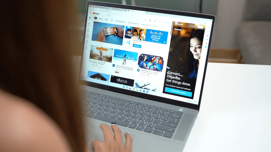 Máy được trang bị màn hình 16 inch kích thước lớn cho trải nghiệm xem thoải mái hơn