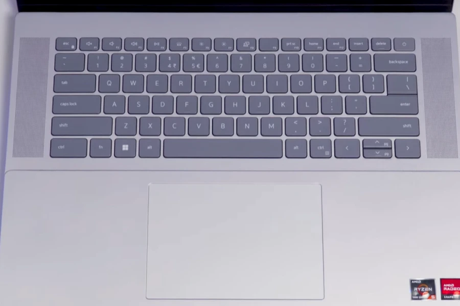 Máy không được trang bị bàn phím full size, nhưng có layout hợp lý, hành trình phím tối ưu