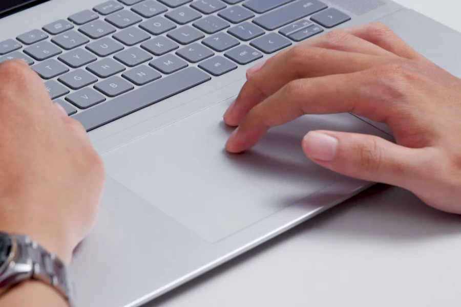 Touchpad được làm lớn, trải nghiệm di mượt mà dù thap tác đơn hay đa ngón