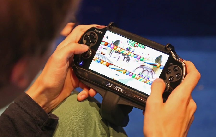 top-may-choi-game-cam-tay-dang-mua-2022-thinkpro