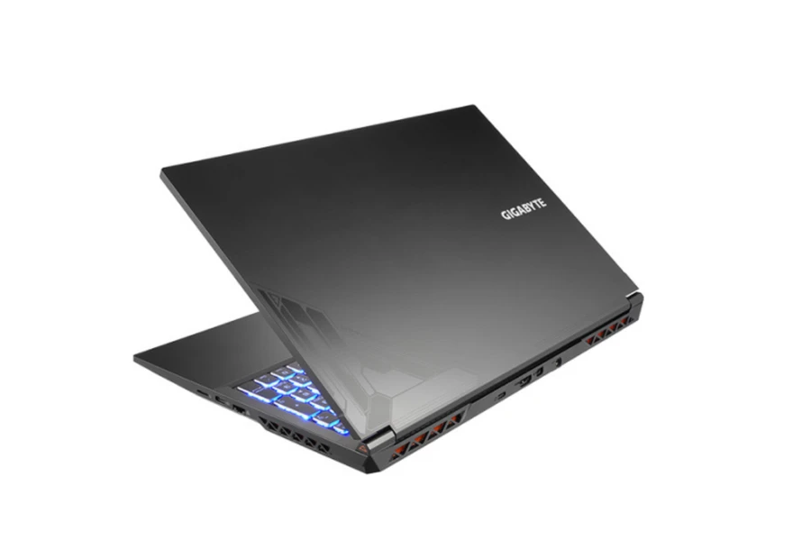 Mặt A của GIGABYTE G5 2022 đã được làm lại trông đẹp mắt và gaming hơn