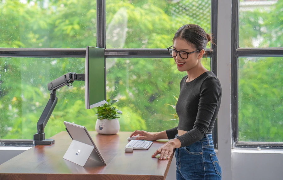Bàn sở hữu cấu trúc đơn giản nhưng cực kỳ sang trọng và chuyên nghiệp