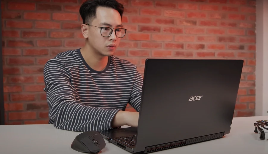 Thiết kế tối giản của Acer Aspire 7 Gaming đi kèm với hiệu năng đủ dùng