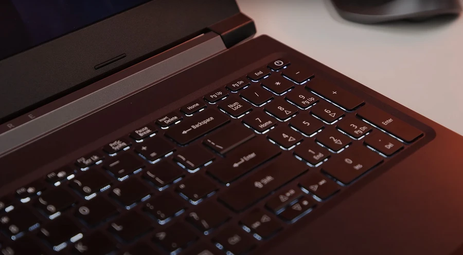 Acer Aspire 7 gaming có hệ thống đèn nền trắng
