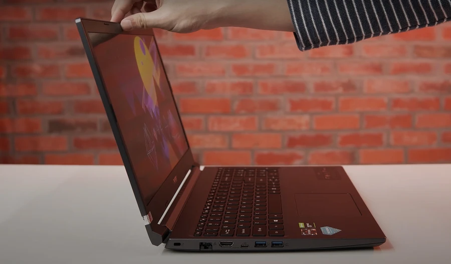 Acer Aspire 7 Gaming AMD sử dụng dạng bản lề giữa