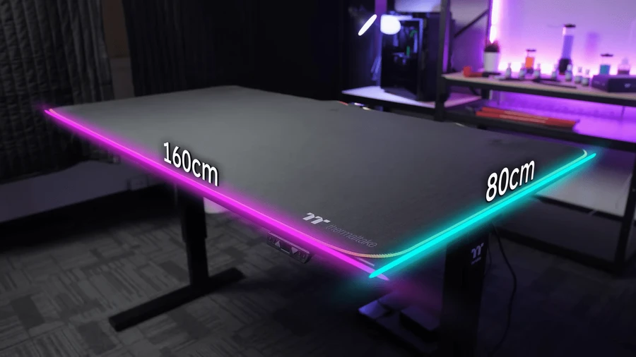 Kích thước mặt bàn là vô cùng lý tưởng để người dùng có thể setup được nhiều món đồ khác nhau