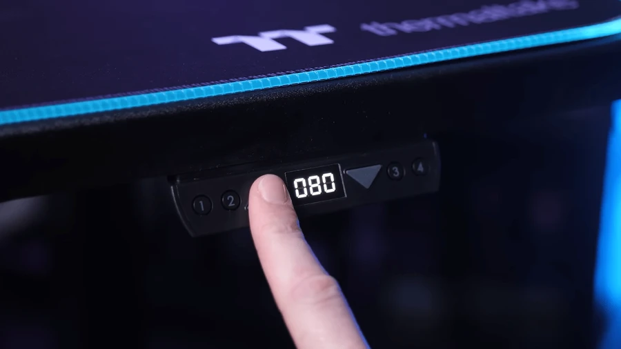 Phần lót chuột của bàn được tích hợp đèn LED RGB trông vô cùng sống động