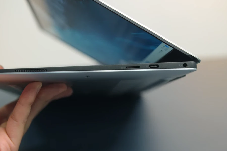 Cổng kết nối bên phải Dell XPS 9305