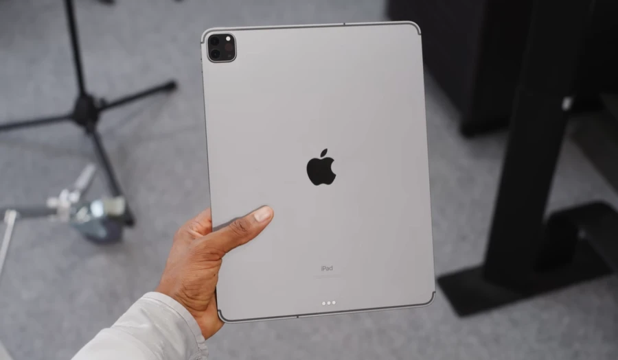 Mặt lưng của iPad Pro M1 vẫn được làm làm tối giản quen thuộc